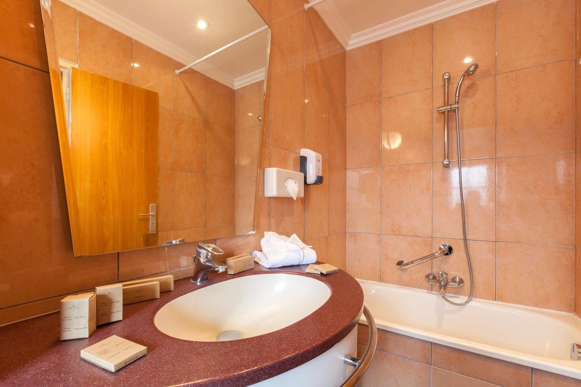 Grand Hotel Amelot ปารีส ภายนอก รูปภาพ